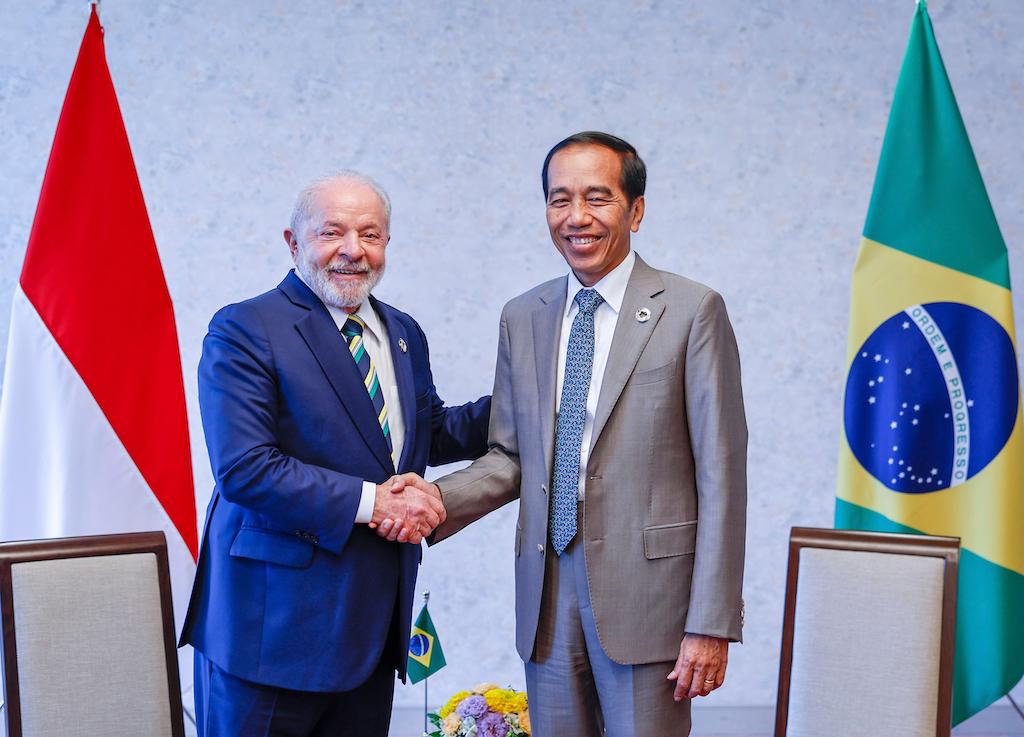 Brazil’s Lula da Silva (left) shakes hands with Indonesian president Joko Widodo (right) before a bilateral meeting on the sidelines of the G7 Summit in Hiroshima in May 2023.